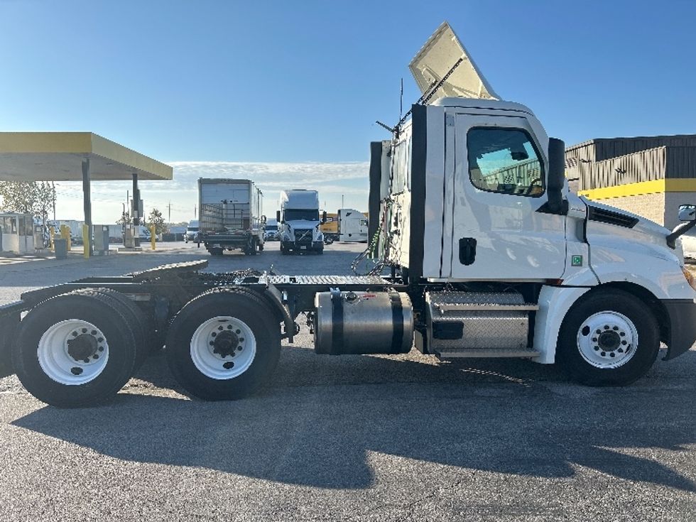 Day Cab Tractor-Heavy Duty Tractors-Freightliner-2020-T12664ST-Davenport-IA-456,354\n\t\tmiles-$ 62,750 - Image 8