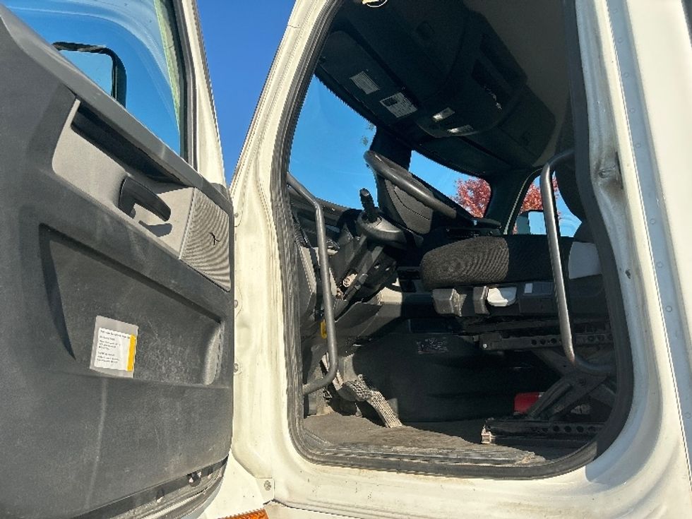 Day Cab Tractor-Heavy Duty Tractors-Freightliner-2020-T12664ST-Davenport-IA-456,354\n\t\tmiles-$ 62,750 - Image 9