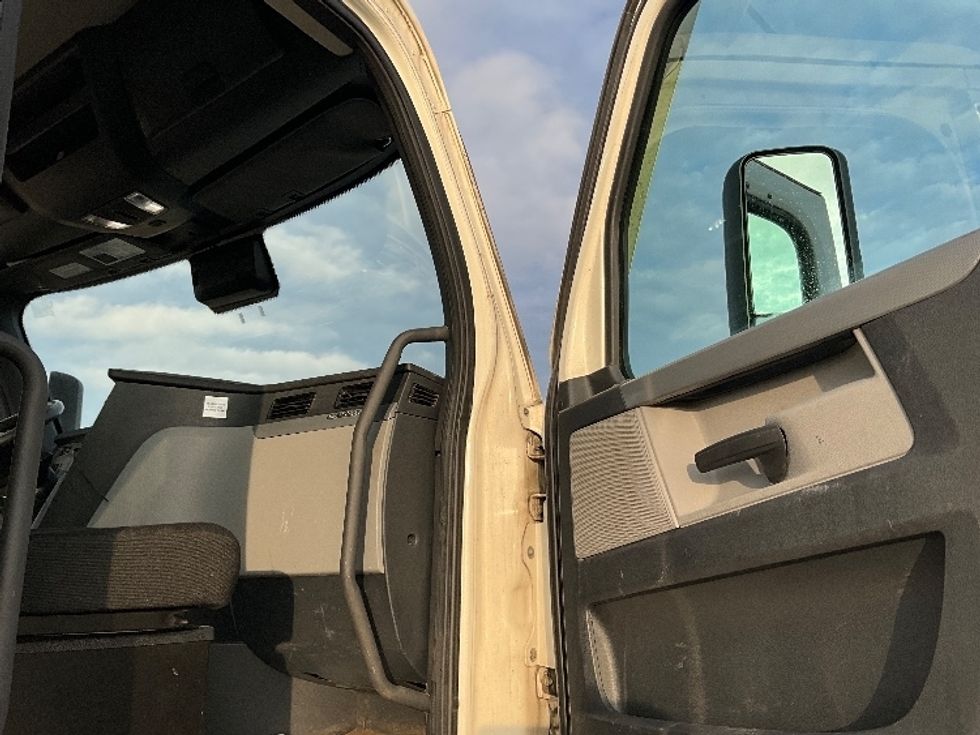 Day Cab Tractor-Heavy Duty Tractors-Freightliner-2020-T12664ST-Davenport-IA-471,920\n\t\tmiles-$ 60,000 - Image 12