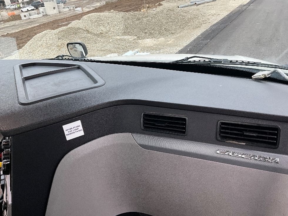 Day Cab Tractor-Heavy Duty Tractors-Freightliner-2020-T12664ST-Davenport-IA-471,920\n\t\tmiles-$ 60,000 - Image 13