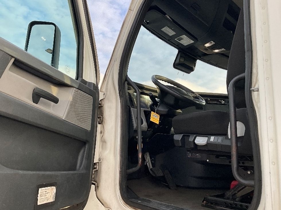 Day Cab Tractor-Heavy Duty Tractors-Freightliner-2020-T12664ST-Davenport-IA-471,920\n\t\tmiles-$ 60,000 - Image 9