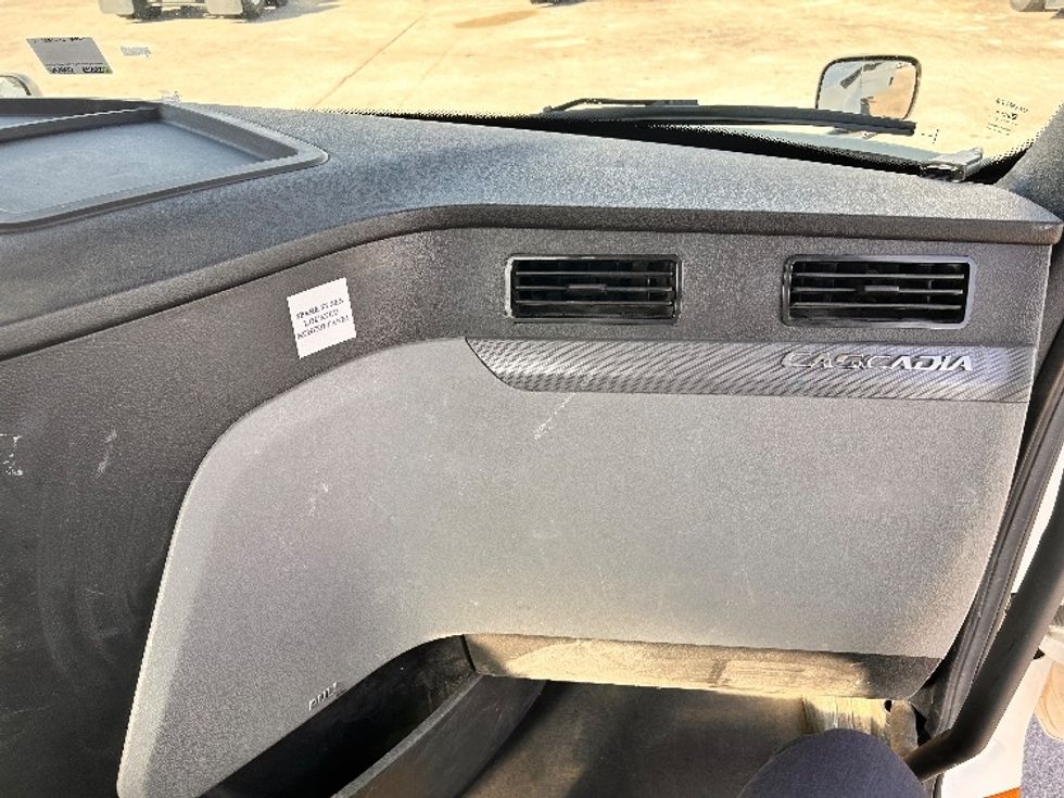 Day Cab Tractor-Heavy Duty Tractors-Freightliner-2020-T12664ST-Davenport-IA-481,992\n\t\tmiles-$ 60,000 - Image 13