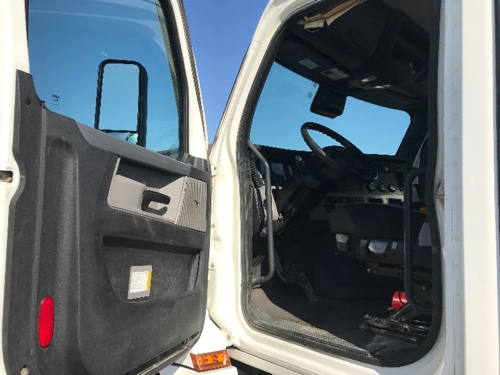 Day Cab Tractor-Heavy Duty Tractors-Freightliner-2020-T12664ST-Davenport-IA-481,992\n\t\tmiles-$ 60,000 - Image 9