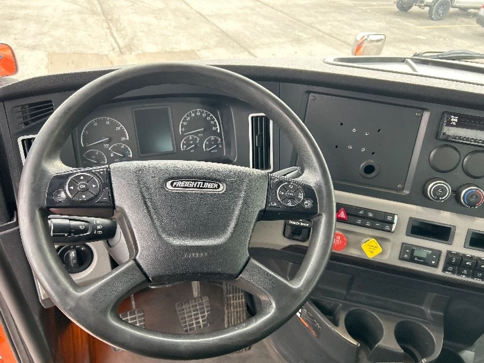 Day Cab Tractor-Heavy Duty Tractors-Freightliner-2020-T12664ST-Davenport-IA-483,794\n\t\tmiles-$ 46,500 - Image 11