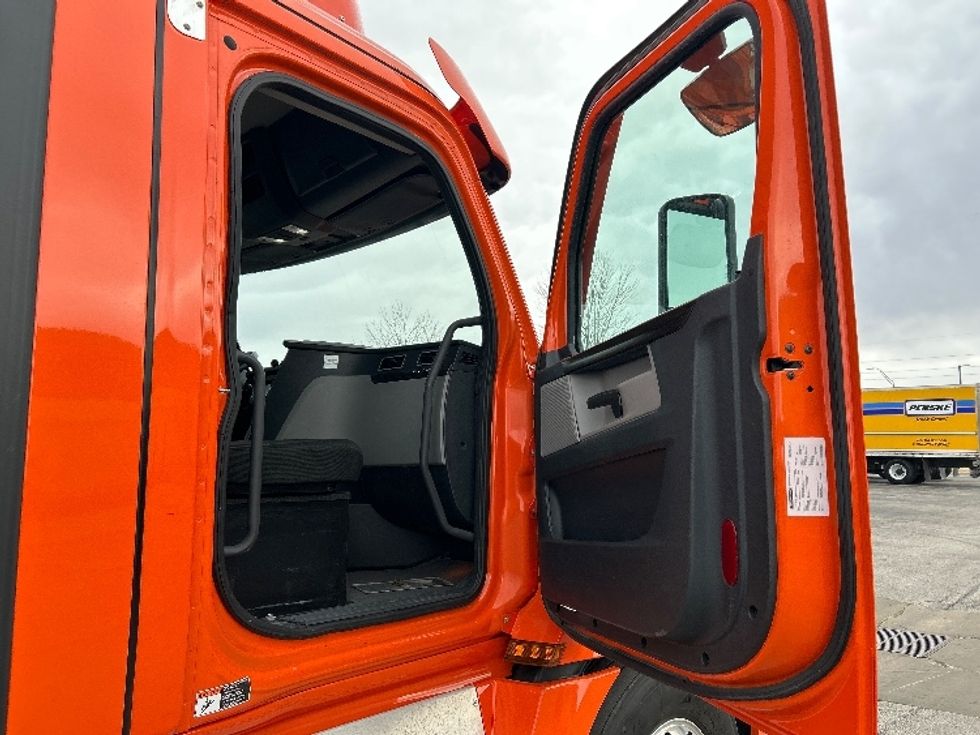 Day Cab Tractor-Heavy Duty Tractors-Freightliner-2020-T12664ST-Davenport-IA-483,794\n\t\tmiles-$ 46,500 - Image 12