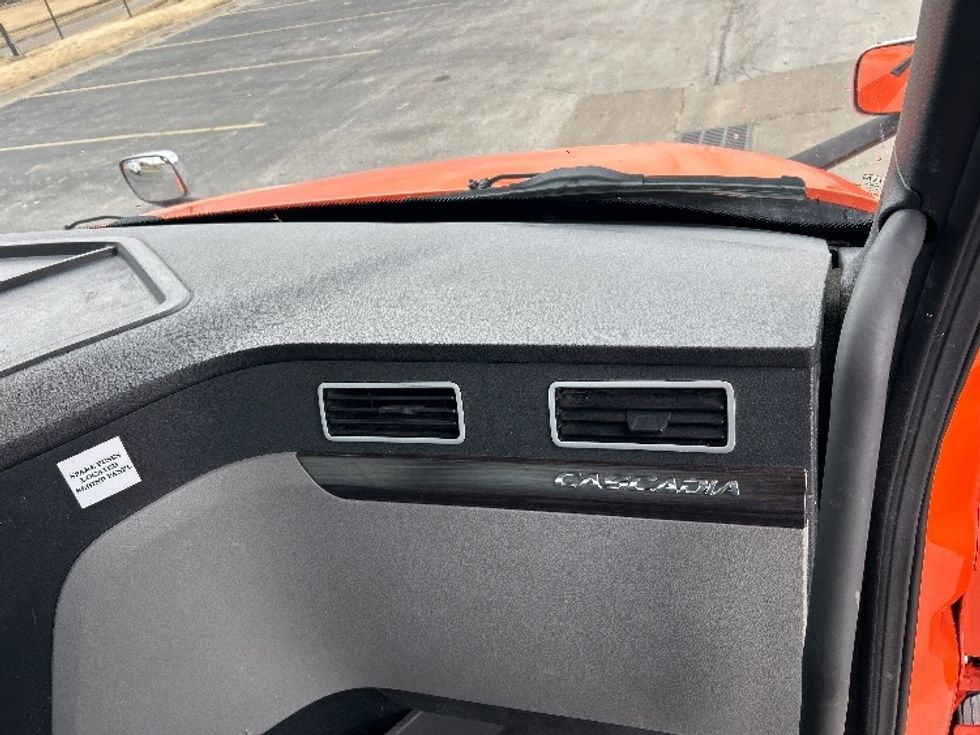 Day Cab Tractor-Heavy Duty Tractors-Freightliner-2020-T12664ST-Davenport-IA-483,794\n\t\tmiles-$ 46,500 - Image 13