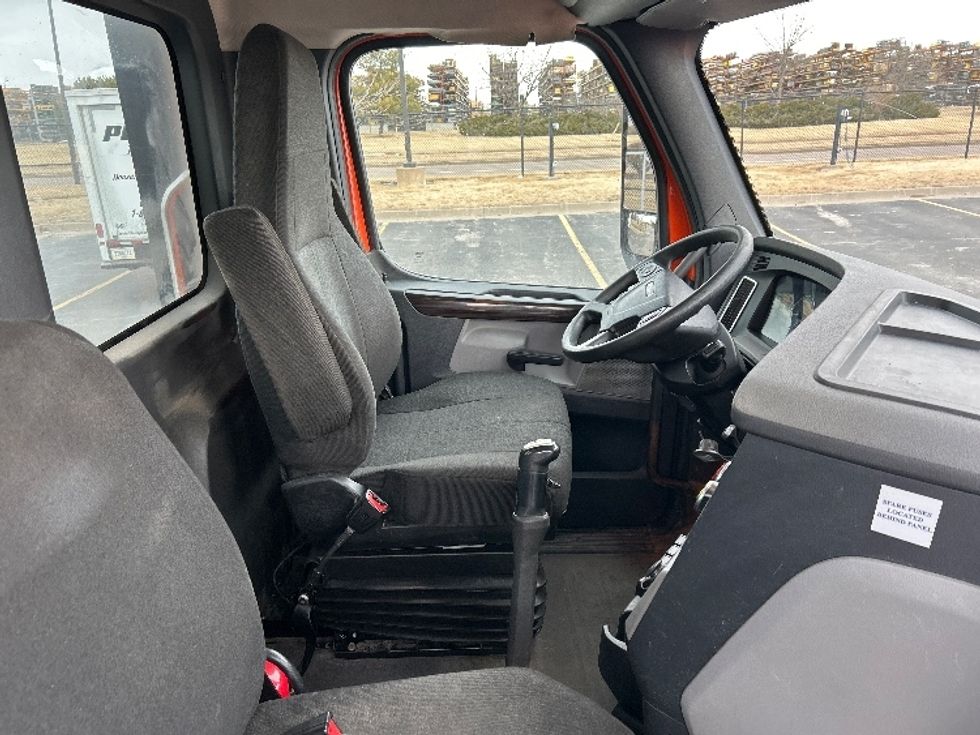 Day Cab Tractor-Heavy Duty Tractors-Freightliner-2020-T12664ST-Davenport-IA-483,794\n\t\tmiles-$ 46,500 - Image 14