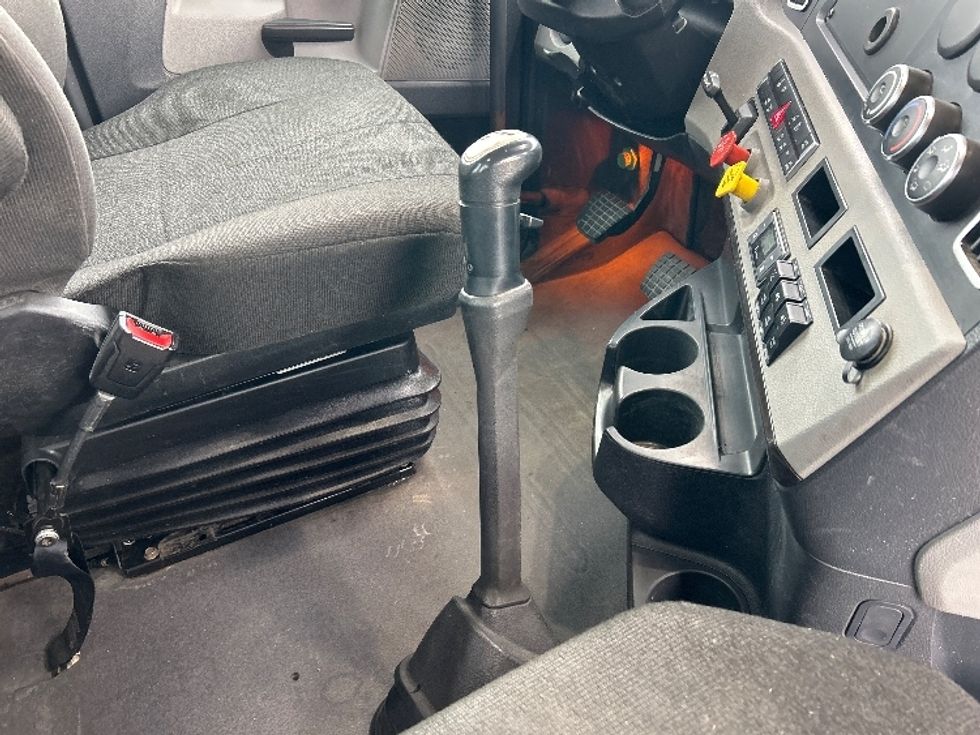 Day Cab Tractor-Heavy Duty Tractors-Freightliner-2020-T12664ST-Davenport-IA-483,794\n\t\tmiles-$ 46,500 - Image 17