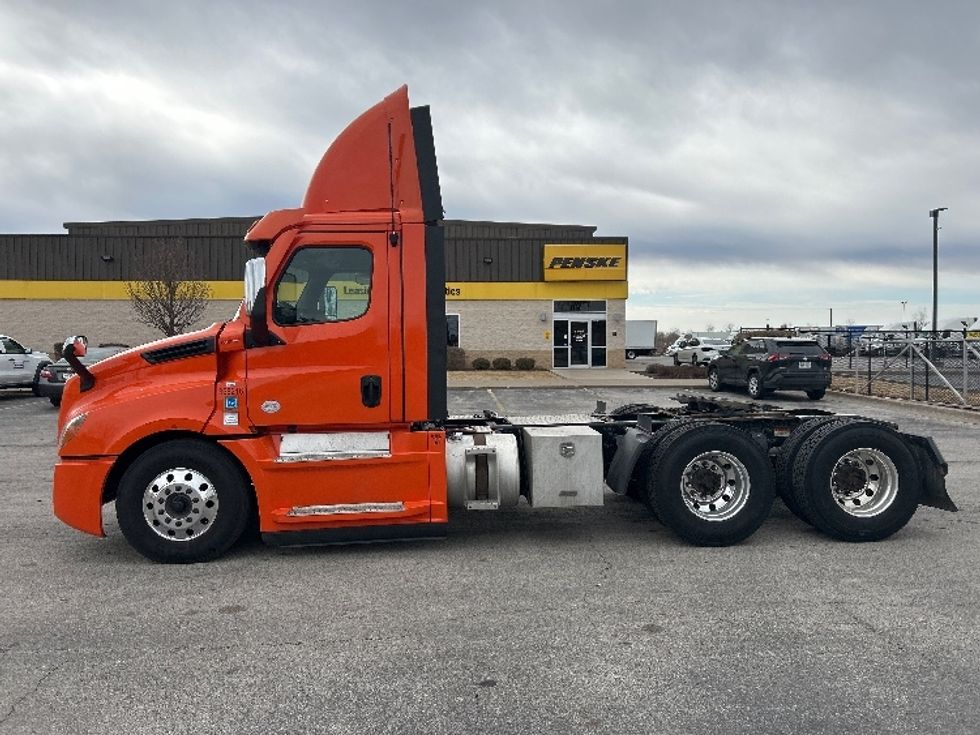 Day Cab Tractor-Heavy Duty Tractors-Freightliner-2020-T12664ST-Davenport-IA-483,794\n\t\tmiles-$ 46,500 - Image 4