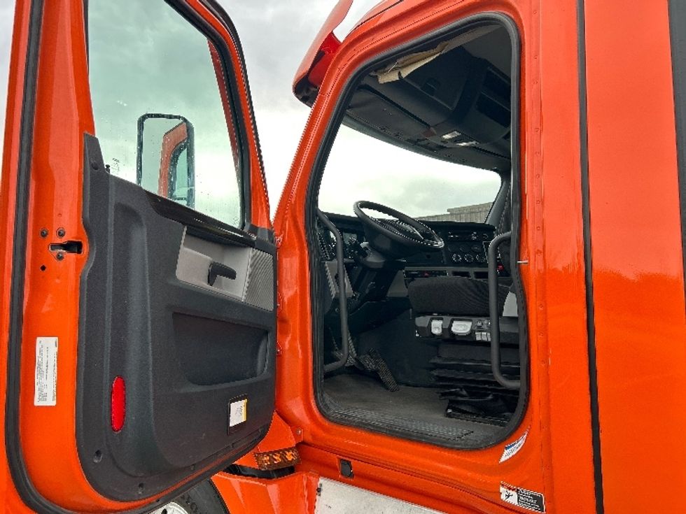 Day Cab Tractor-Heavy Duty Tractors-Freightliner-2020-T12664ST-Davenport-IA-483,794\n\t\tmiles-$ 46,500 - Image 9