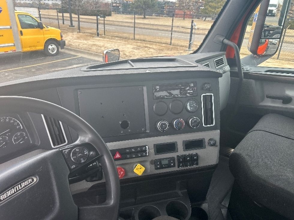 Day Cab Tractor-Heavy Duty Tractors-Freightliner-2020-T12664ST-Davenport-IA-546,350\n\t\tmiles-$ 37,500 - Image 10