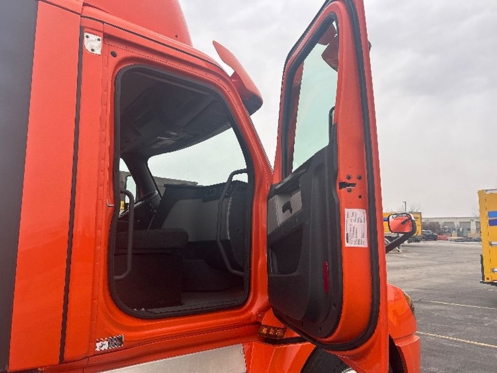 Day Cab Tractor-Heavy Duty Tractors-Freightliner-2020-T12664ST-Davenport-IA-546,350\n\t\tmiles-$ 37,500 - Image 12