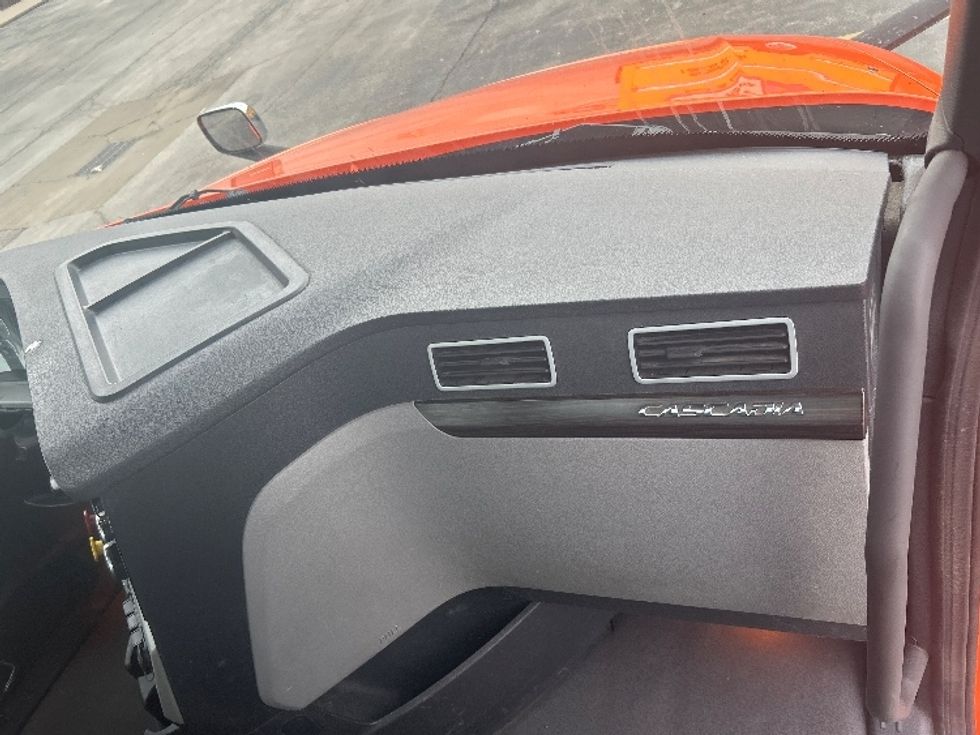 Day Cab Tractor-Heavy Duty Tractors-Freightliner-2020-T12664ST-Davenport-IA-546,350\n\t\tmiles-$ 37,500 - Image 13