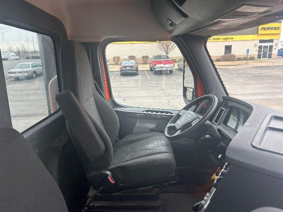 Day Cab Tractor-Heavy Duty Tractors-Freightliner-2020-T12664ST-Davenport-IA-546,350\n\t\tmiles-$ 37,500 - Image 14