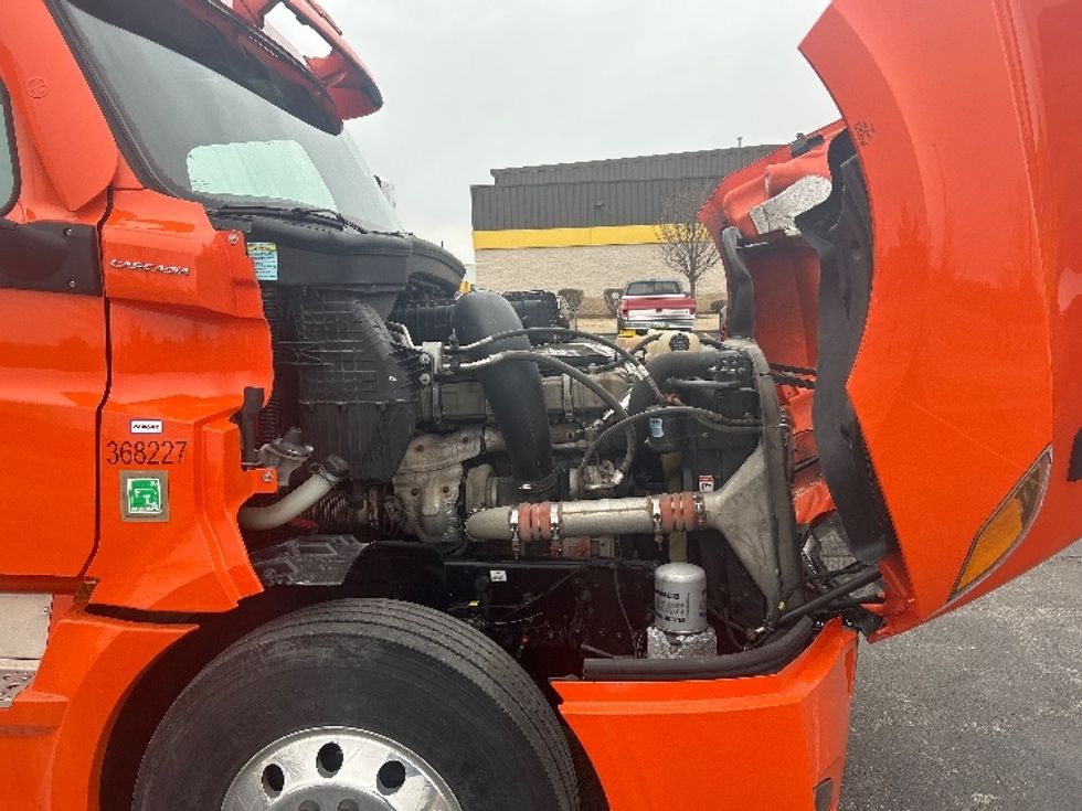 Day Cab Tractor-Heavy Duty Tractors-Freightliner-2020-T12664ST-Davenport-IA-546,350\n\t\tmiles-$ 37,500 - Image 15