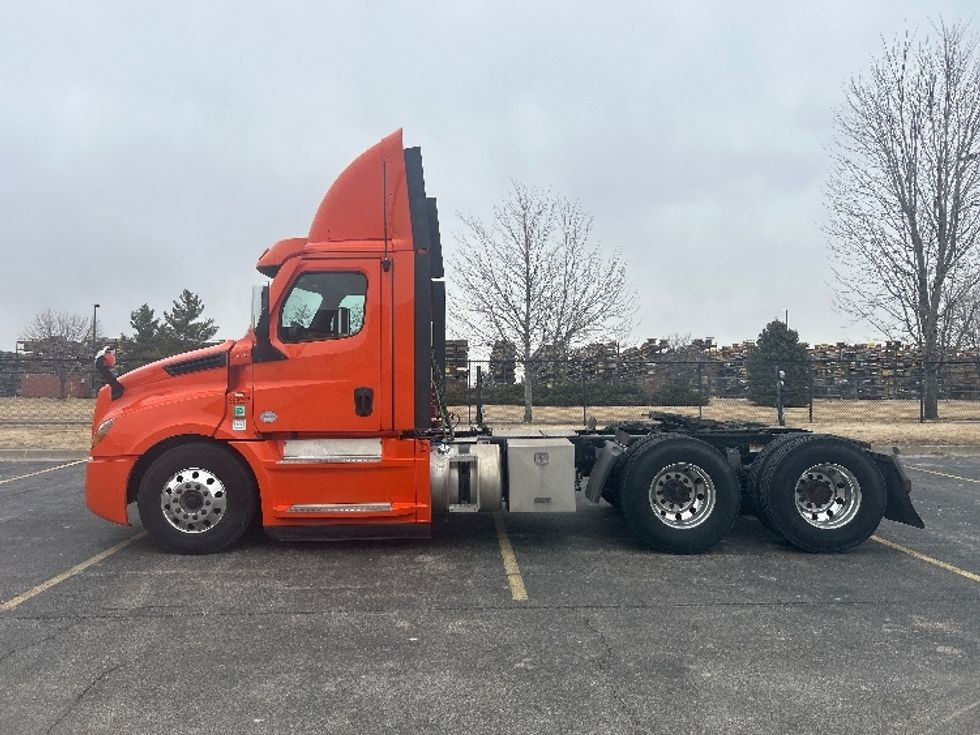 Day Cab Tractor-Heavy Duty Tractors-Freightliner-2020-T12664ST-Davenport-IA-546,350\n\t\tmiles-$ 37,500 - Image 4