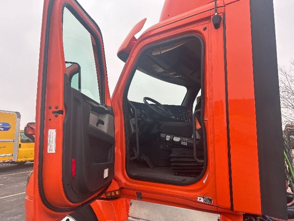 Day Cab Tractor-Heavy Duty Tractors-Freightliner-2020-T12664ST-Davenport-IA-546,350\n\t\tmiles-$ 37,500 - Image 9