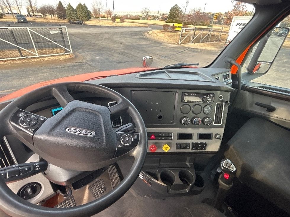 Day Cab Tractor-Heavy Duty Tractors-Freightliner-2020-T12664ST-Davenport-IA-680,333\n\t\tmiles-$ 28,000 - Image 10