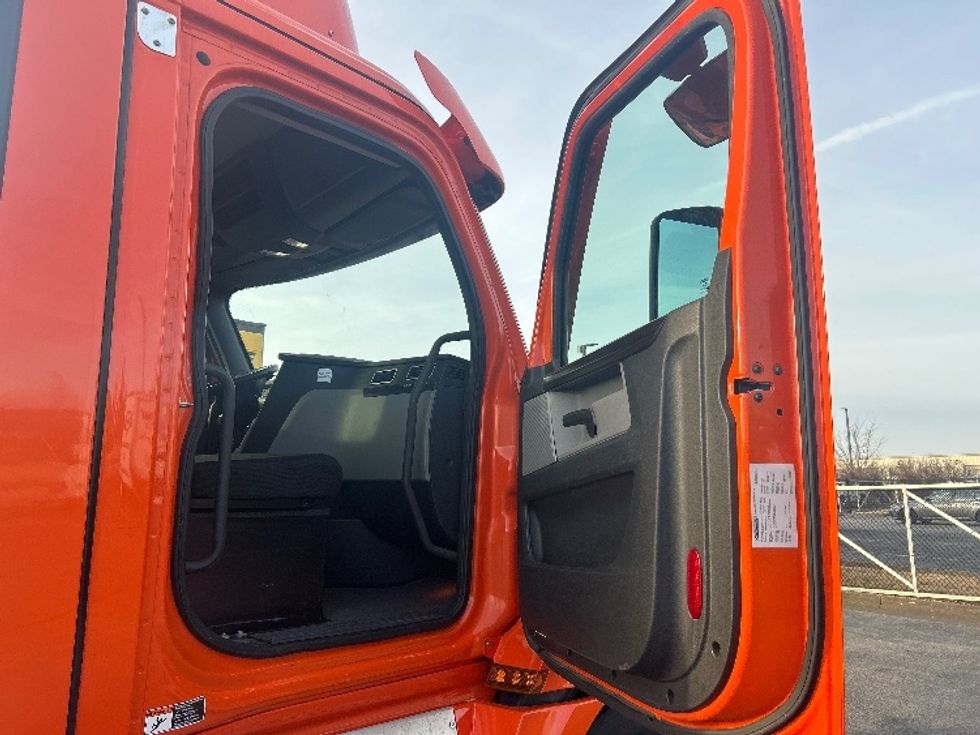 Day Cab Tractor-Heavy Duty Tractors-Freightliner-2020-T12664ST-Davenport-IA-680,333\n\t\tmiles-$ 28,000 - Image 12