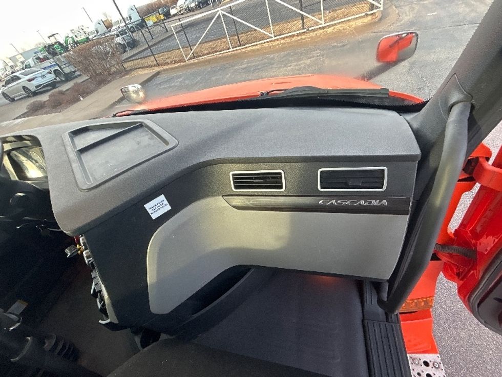 Day Cab Tractor-Heavy Duty Tractors-Freightliner-2020-T12664ST-Davenport-IA-680,333\n\t\tmiles-$ 28,000 - Image 13