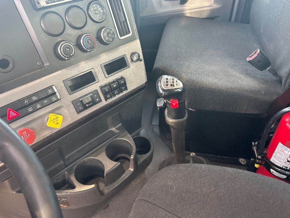 Day Cab Tractor-Heavy Duty Tractors-Freightliner-2020-T12664ST-Davenport-IA-680,333\n\t\tmiles-$ 28,000 - Image 17