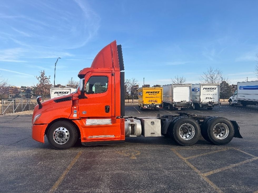 Day Cab Tractor-Heavy Duty Tractors-Freightliner-2020-T12664ST-Davenport-IA-680,333\n\t\tmiles-$ 28,000 - Image 4