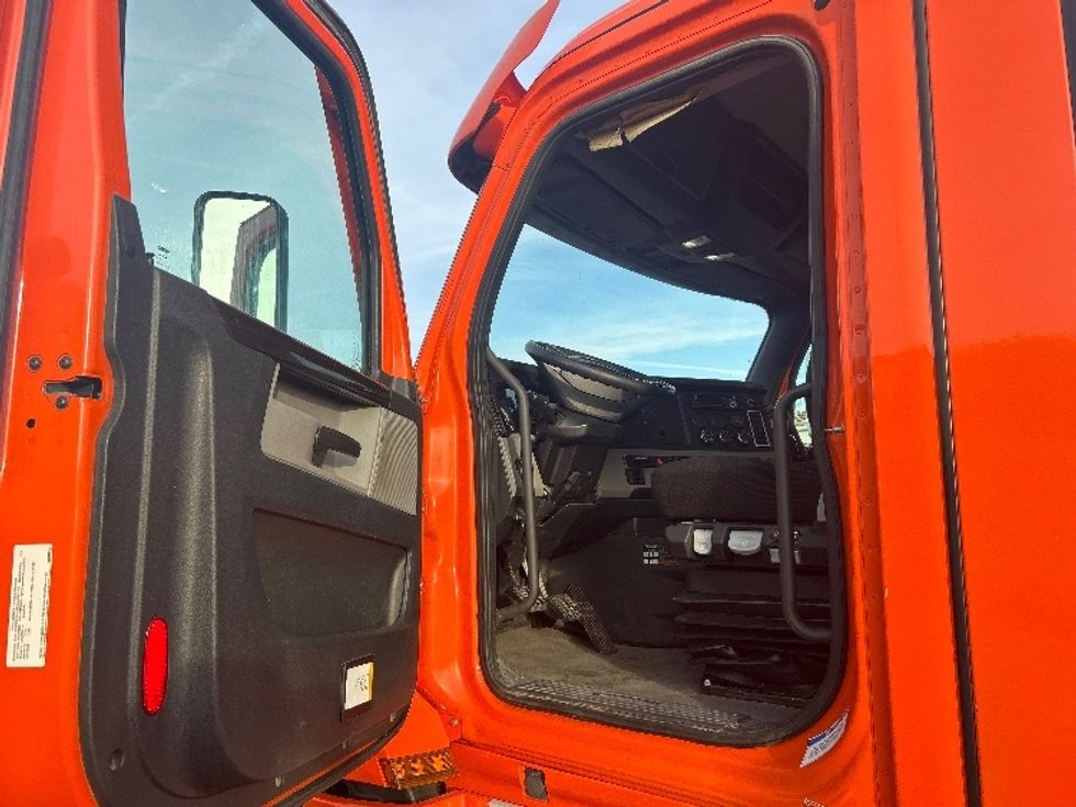 Day Cab Tractor-Heavy Duty Tractors-Freightliner-2020-T12664ST-Davenport-IA-680,333\n\t\tmiles-$ 28,000 - Image 9