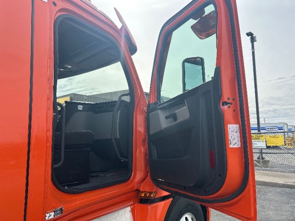 Day Cab Tractor-Heavy Duty Tractors-Freightliner-2020-T12664ST-Davenport-IA-684,688\n\t\tmiles-$ 25,000 - Image 12