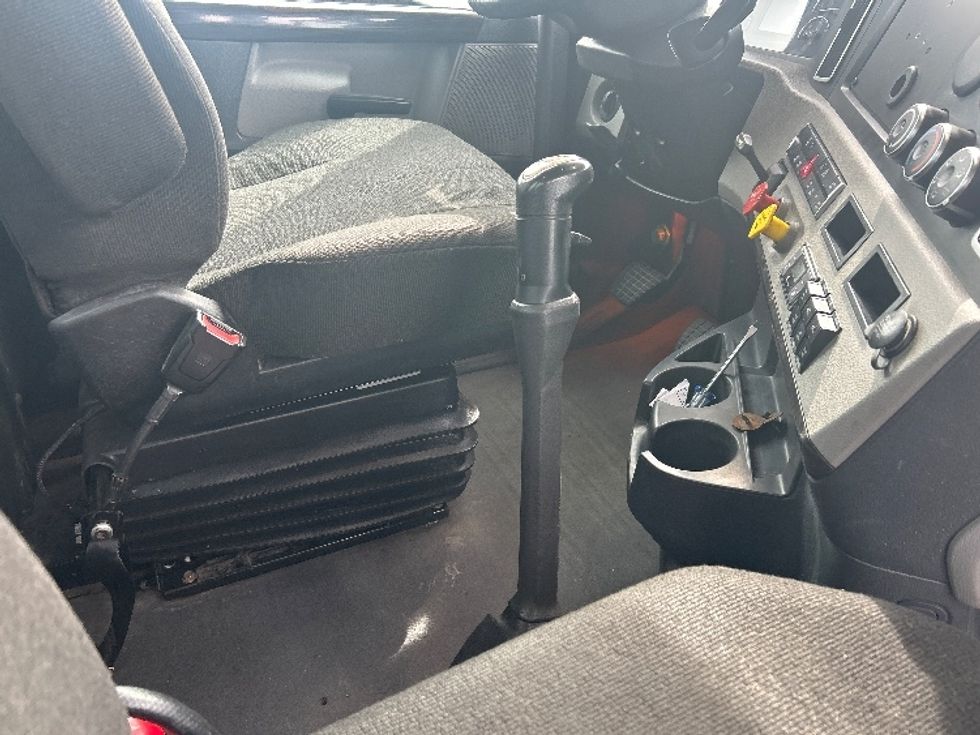 Day Cab Tractor-Heavy Duty Tractors-Freightliner-2020-T12664ST-Davenport-IA-684,688\n\t\tmiles-$ 25,000 - Image 17