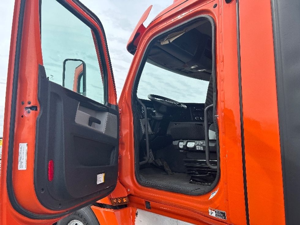 Day Cab Tractor-Heavy Duty Tractors-Freightliner-2020-T12664ST-Davenport-IA-684,688\n\t\tmiles-$ 25,000 - Image 9