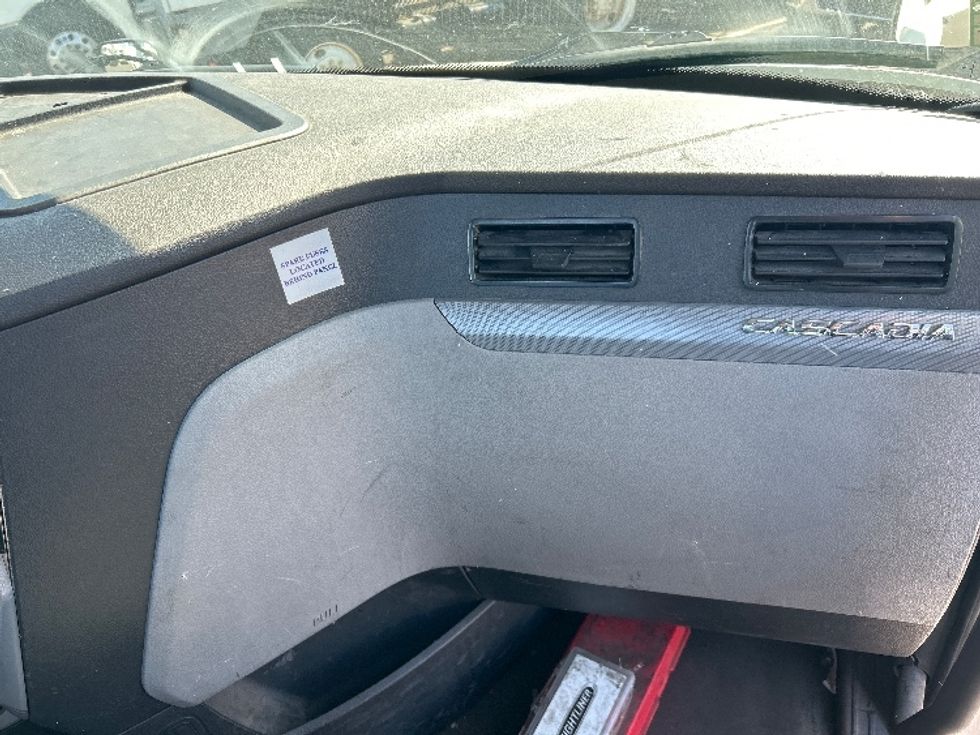 Day Cab Tractor-Heavy Duty Tractors-Freightliner-2020-T12664ST-Dayton-NJ-273,980\n\t\tmiles-$ 52,750 - Image 13