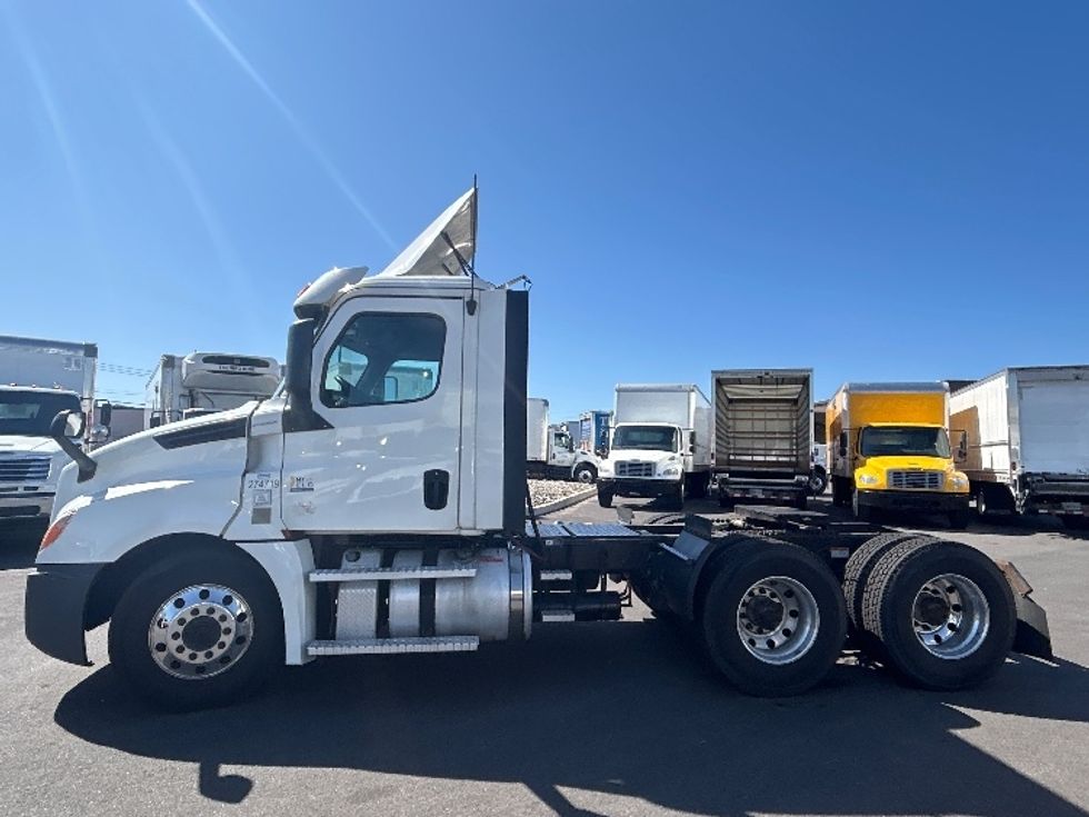 Day Cab Tractor-Heavy Duty Tractors-Freightliner-2020-T12664ST-Dayton-NJ-281,893\n\t\tmiles-$ 52,750 - Image 4