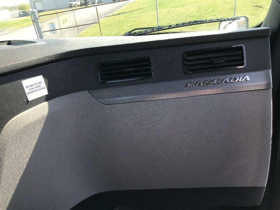 Day Cab Tractor-Heavy Duty Tractors-Freightliner-2020-T12664ST-Decatur-AL-176,872\n\t\tmiles-$ 63,000 - Image 13