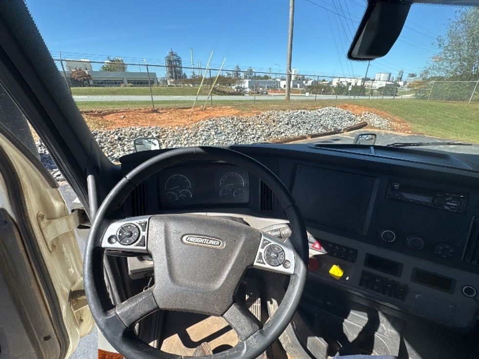 Day Cab Tractor-Heavy Duty Tractors-Freightliner-2020-T12664ST-Decatur-AL-268,716\n\t\tmiles-$ 59,500 - Image 11
