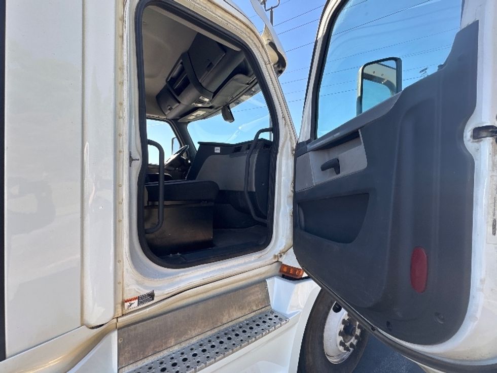 Day Cab Tractor-Heavy Duty Tractors-Freightliner-2020-T12664ST-Decatur-AL-268,716\n\t\tmiles-$ 59,500 - Image 12