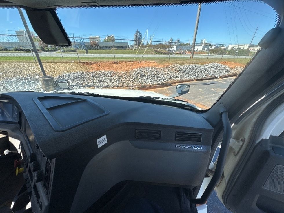 Day Cab Tractor-Heavy Duty Tractors-Freightliner-2020-T12664ST-Decatur-AL-268,716\n\t\tmiles-$ 59,500 - Image 13