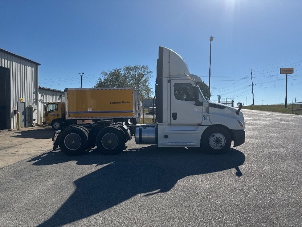 Day Cab Tractor-Heavy Duty Tractors-Freightliner-2020-T12664ST-Decatur-AL-268,716\n\t\tmiles-$ 59,500 - Image 8