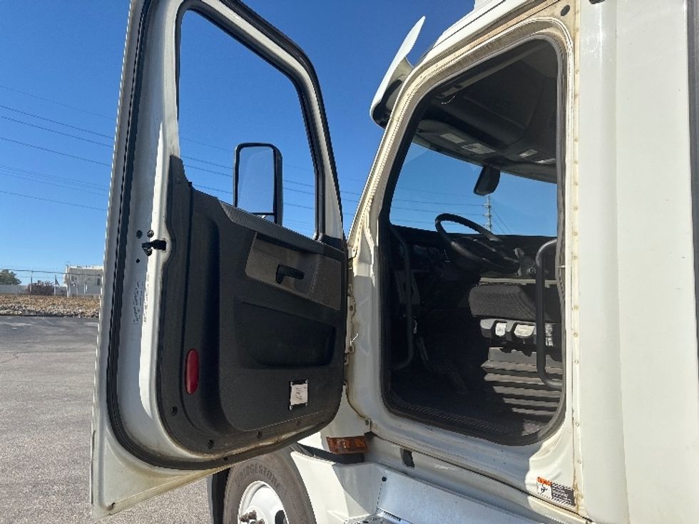 Day Cab Tractor-Heavy Duty Tractors-Freightliner-2020-T12664ST-Decatur-AL-268,716\n\t\tmiles-$ 59,500 - Image 9