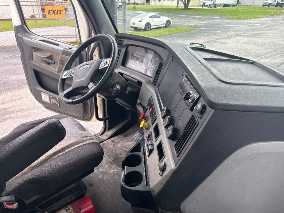 Day Cab Tractor-Heavy Duty Tractors-Freightliner-2020-T12664ST-Decatur-AL-309,697\n\t\tmiles-$ 60,250 - Image 14