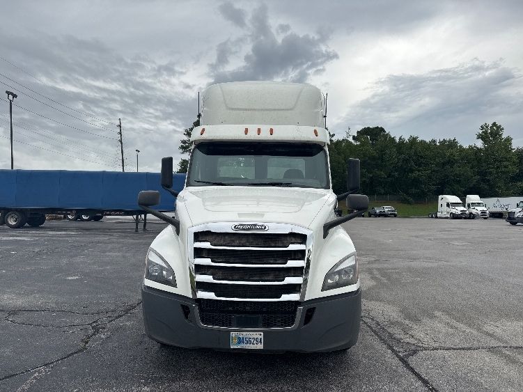 2020 Freightliner Cascadia 126" Day cab photo 2