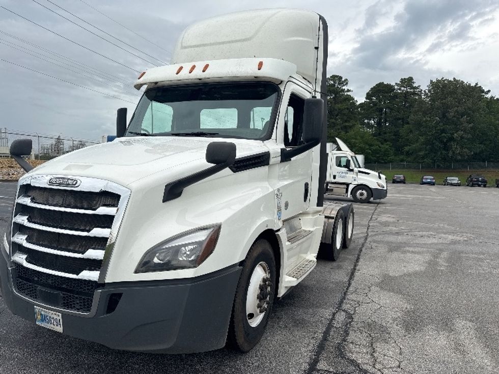 2020 Freightliner Cascadia 126" Day cab photo 3