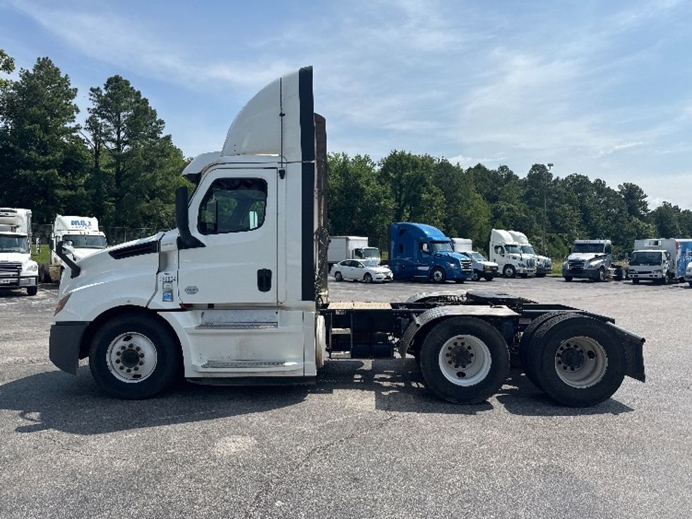 2020 Freightliner Cascadia 126" Day cab photo 4