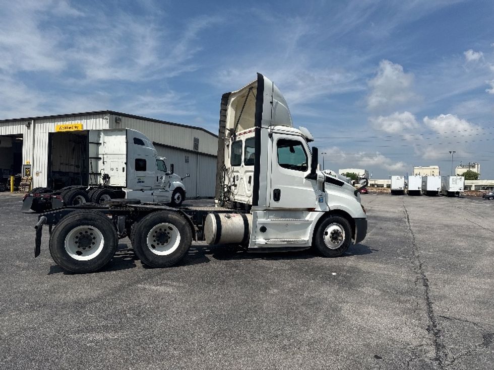 Day Cab Tractor-Heavy Duty Tractors-Freightliner-2020-T12664ST-Decatur-AL-309,697\n\t\tmiles-$ 60,250 - Image 8