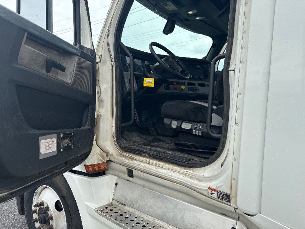 Day Cab Tractor-Heavy Duty Tractors-Freightliner-2020-T12664ST-Decatur-AL-309,697\n\t\tmiles-$ 60,250 - Image 9