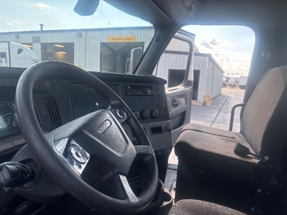 Day Cab Tractor-Heavy Duty Tractors-Freightliner-2020-T12664ST-Decatur-AL-318,111\n\t\tmiles-$ 59,750 - Image 10