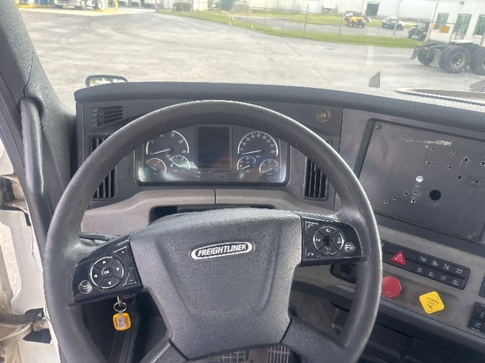 Day Cab Tractor-Heavy Duty Tractors-Freightliner-2020-T12664ST-Decatur-AL-318,111\n\t\tmiles-$ 59,750 - Image 11
