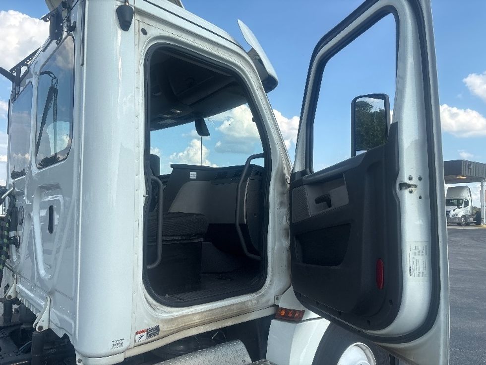 Day Cab Tractor-Heavy Duty Tractors-Freightliner-2020-T12664ST-Decatur-AL-318,111\n\t\tmiles-$ 59,750 - Image 12