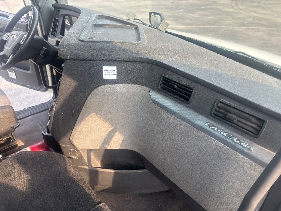 Day Cab Tractor-Heavy Duty Tractors-Freightliner-2020-T12664ST-Decatur-AL-318,111\n\t\tmiles-$ 59,750 - Image 13
