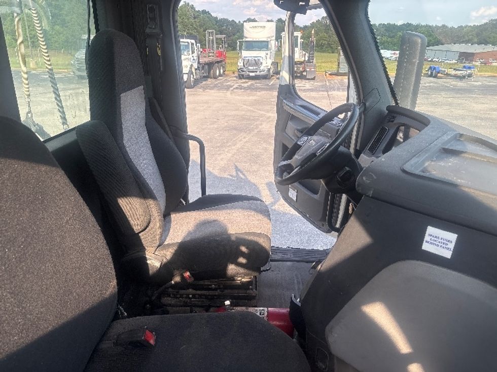 Day Cab Tractor-Heavy Duty Tractors-Freightliner-2020-T12664ST-Decatur-AL-318,111\n\t\tmiles-$ 59,750 - Image 14