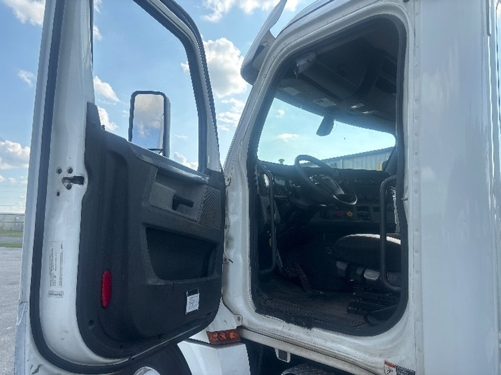 Day Cab Tractor-Heavy Duty Tractors-Freightliner-2020-T12664ST-Decatur-AL-318,111\n\t\tmiles-$ 59,750 - Image 9